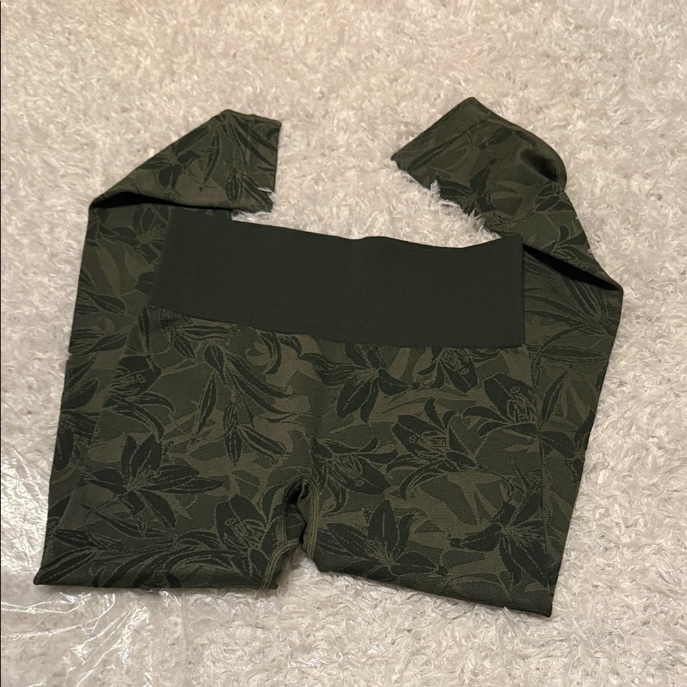 Any body Patterned Green Leggings size medium 🆕